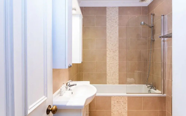 Bright, Elegant, and Peaceful Kensington Apartment - BAR