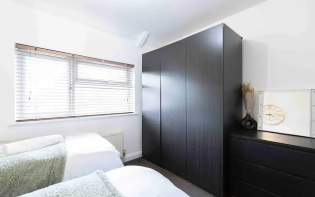 House-sleeps7-parking-garden-petfriendly