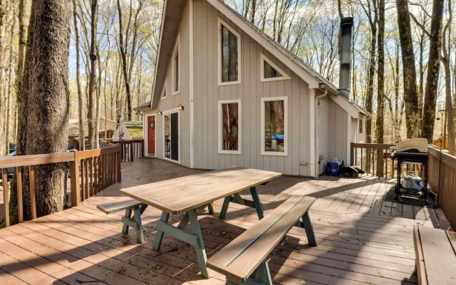 Spacious Pocono Lake House Near Skiing & Swimming!