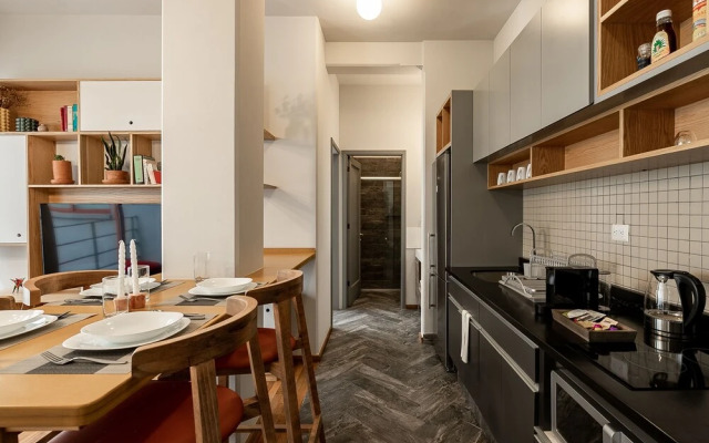 Hip, Tech Top Floor Apt, w/ Private Terrace