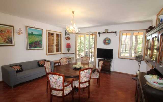 Charming Villa With Spacious Garden Near the sea