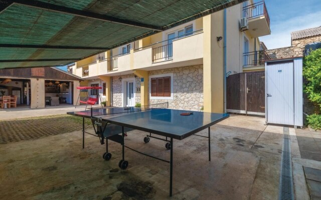 Beautiful Home in Banj With Wifi and 5 Bedrooms