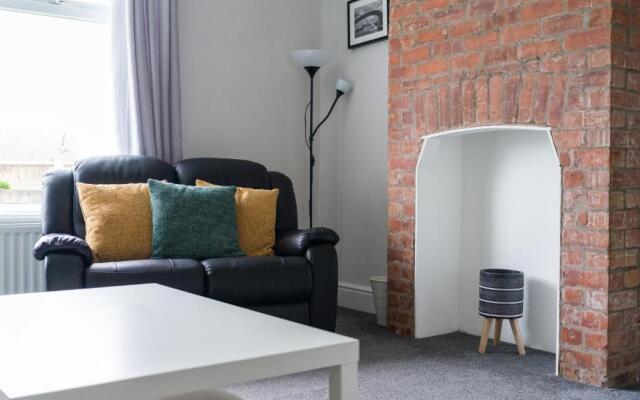 East House-sleeps 5-pet Friendly-garden - Parking