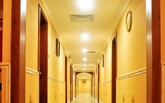 Lincoln Carnival Hotel