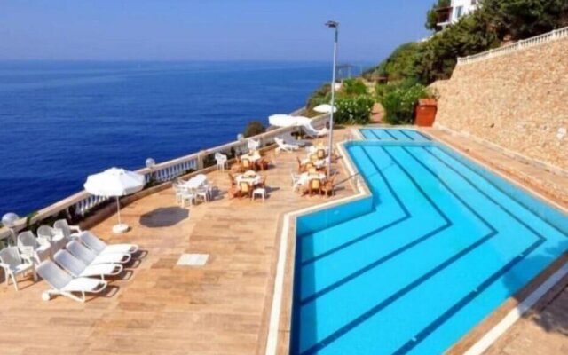 Lovely Flat 300 m to Beach With Shared Pool in Kas