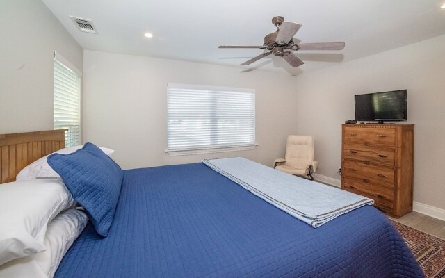 Anchorage Haus 3 Bedroom Home by RedAwning