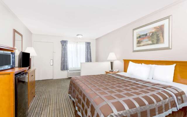 Days Inn by Wyndham Manning