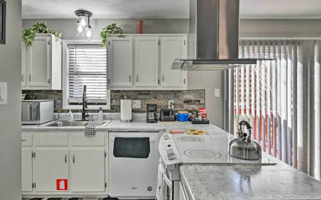 Updated Fayetville Townhome-away-from-home w/ Yard