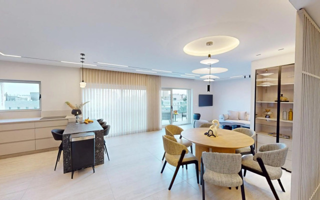*King David Residences*2 Bd*Pool/Gym/Parking*