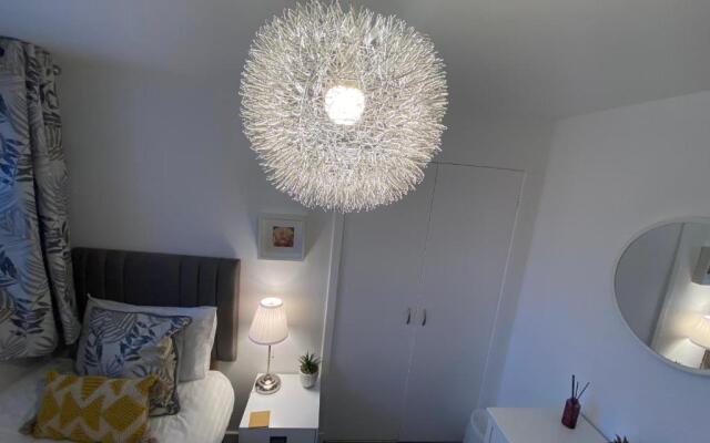 Delightful, central 3 bedroom house with garden.
