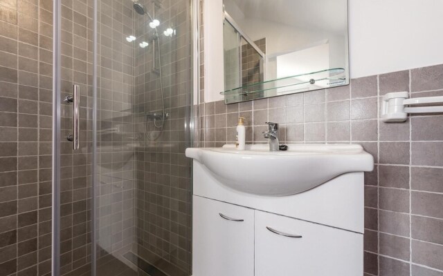 Amazing Home in Brodarica With Wifi and 6 Bedrooms