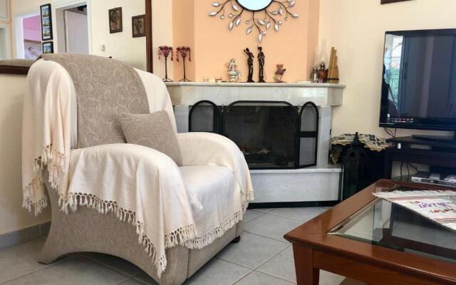 Gerakini 2BR Apt with Shared Pool