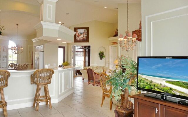 Large Waterfront Home With All-day sun on Pool