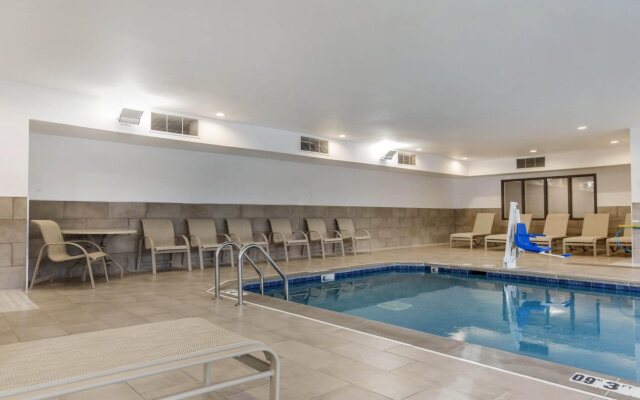 Holiday Inn Express & Suites Chicago West - St Charles