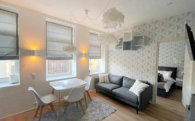 Comfortable 1 BD Old Town Apartment by Hostlovers