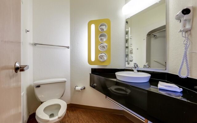 Motel 6 Toronto Mississauga