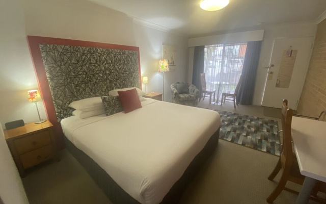 Avaleen Lodge Motor Inn