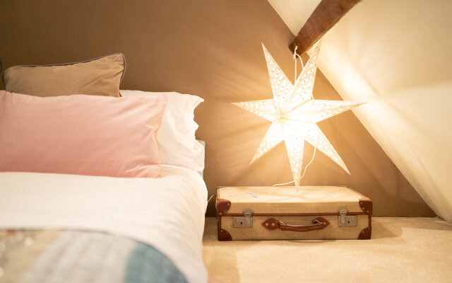 The Loft | 2BR Duplex | 82 Cathedral Cardiff + Parking