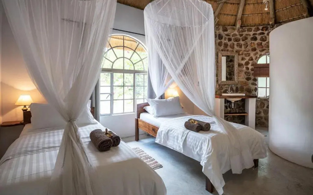 Mobola Lodge
