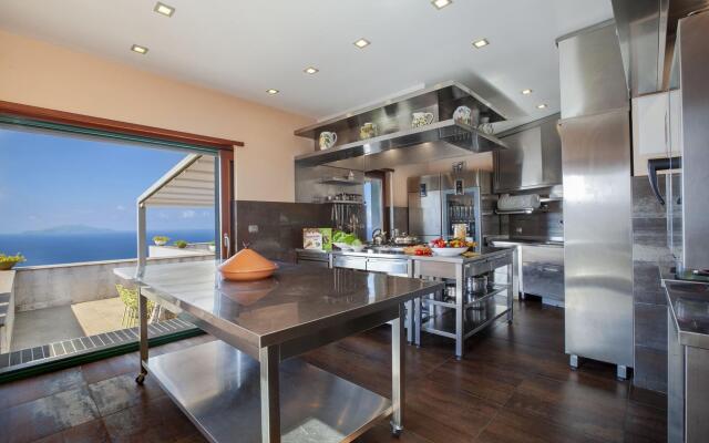 Luxury villa with marvellous terrace overlooking the sea-VILLA LILIANA