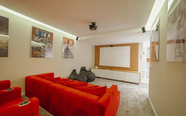 Pool Cinema Villa by Vacationy