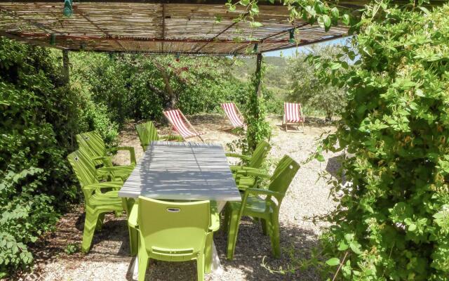 Charming Holiday Home in La Caunette with Swimming Pool
