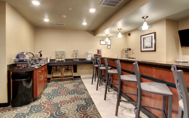 Cobblestone Hotel & Suites - Salem