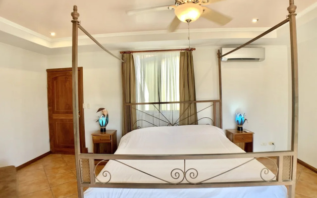 Villa Arenas: Private Pool & Easy Beach Access in Jaco by RedAwning