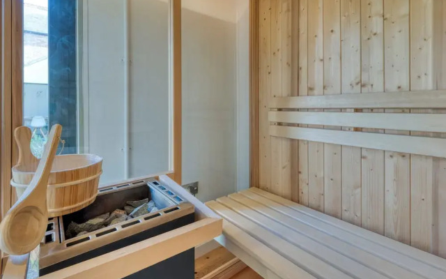 Stylish 2BD with Private Garden & Sauna
