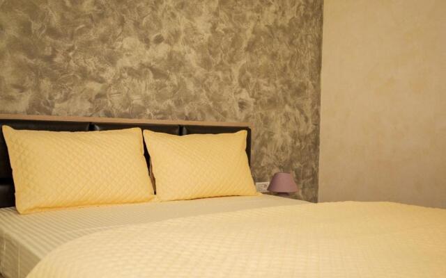 Golden Apartment 1