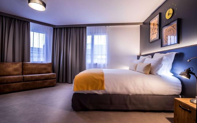 Best Western Plus Suitcase Paris La Defense