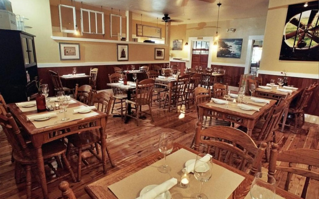Valley Ford Hotel