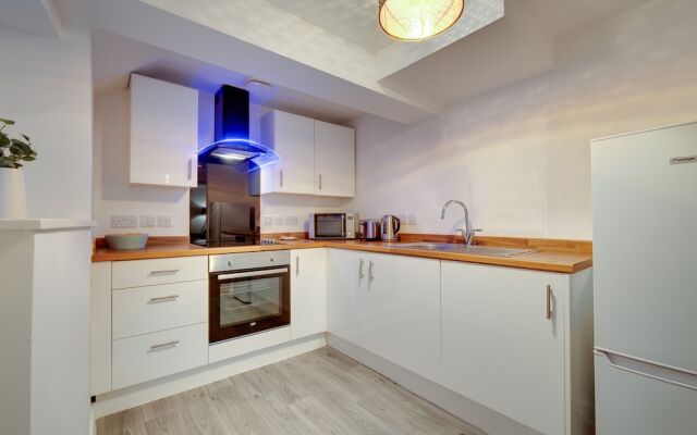 Charltons Bonds Apartments 2B- By Week2Week