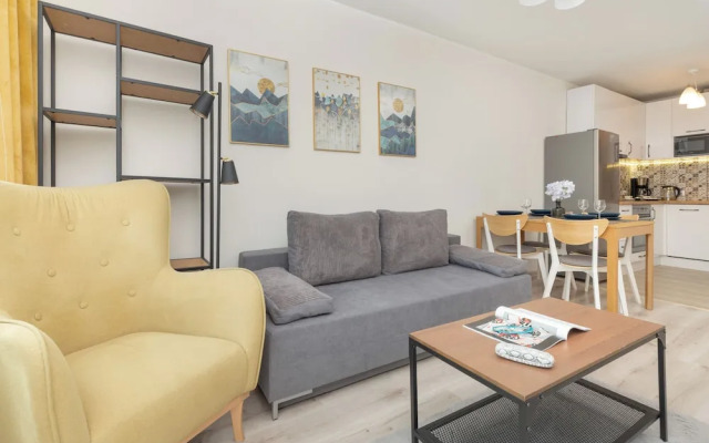 Gdansk Apartment With Desk by Renters