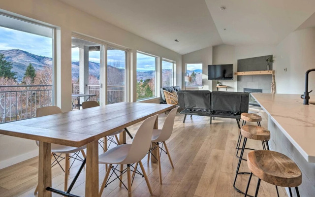 Chic Chelan Condo w/ Balcony, Walk to Lake & Dtwn!