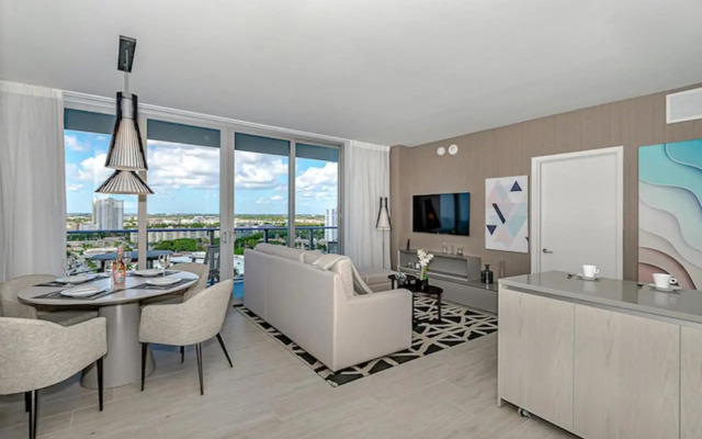 Luxury 1Br-Front Intracoastal View Balcony Pools
