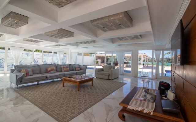 Mansão Pé na Areia Ferradura com 4Suítes