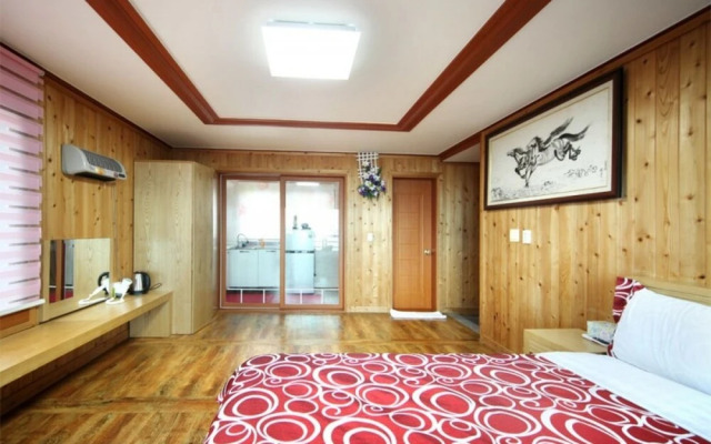 Seogwipo Hyeongjebawibada Pension