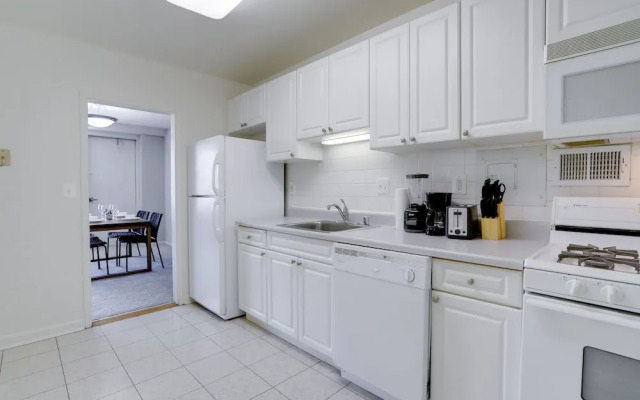 Stylish Condo in Crystal City