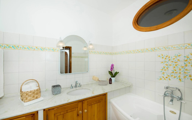 Villa Savina - Elegant Family Villa Overlooks Amalfi Coast -