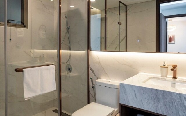 Midtown The Peak Apartment by VnHouse