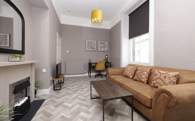 JOIVY Homely 1-Bed Flat By St Giles W/ Desk