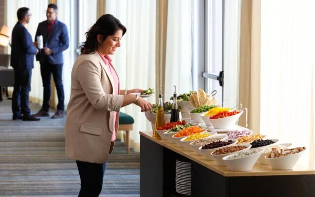 Holiday Inn & Suites Oakland Airport by IHG