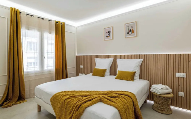 Haussmann Apartment - South-facing Balcony 2br/4p