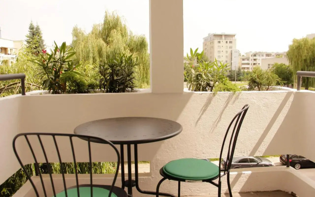 Luxurious, Spacious, Modern Gem. Great Location !