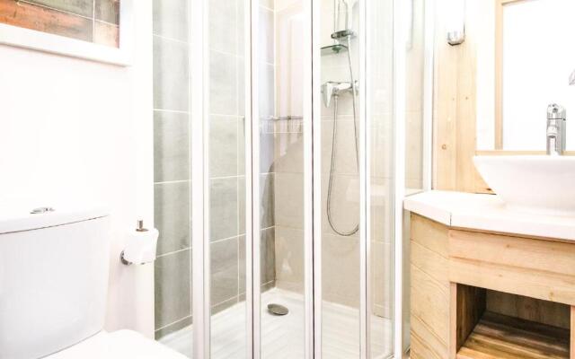 Charming 6th-floor 2-bedroom apartment with fireplace