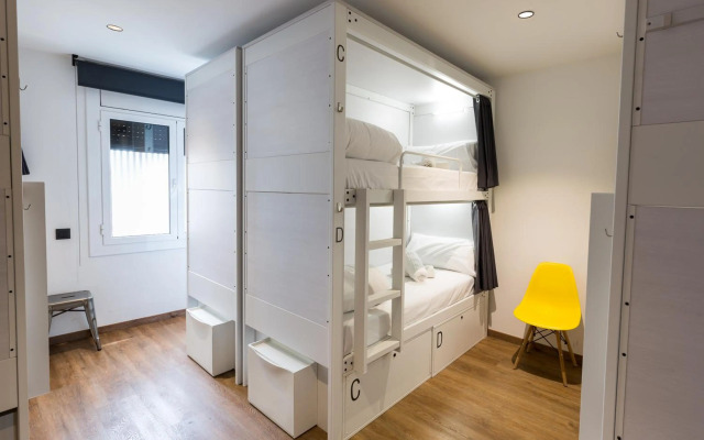 Airhostel Barcelona Airport 24h