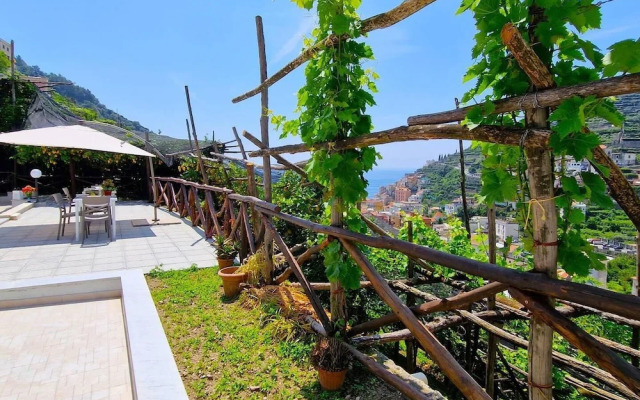 Villa in Lemon Grove With Sea Views & Sea Breeze