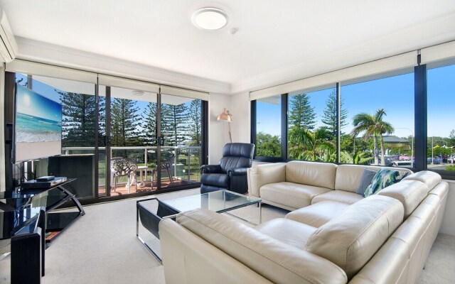 2 Bedroom Apartment located in central Broadbeach