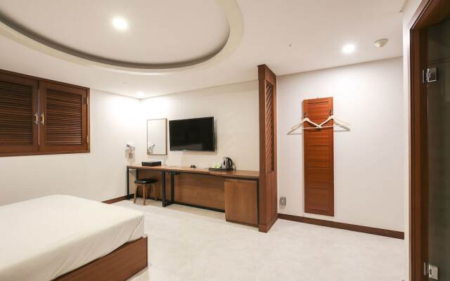 Themepark Tourist Hotel